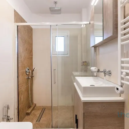 Athenian Sky Retreat: Jacuzzi & Fresh Elegance! Atene