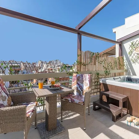 Appartamento Athenian Sky Retreat: Jacuzzi & Fresh Elegance! *