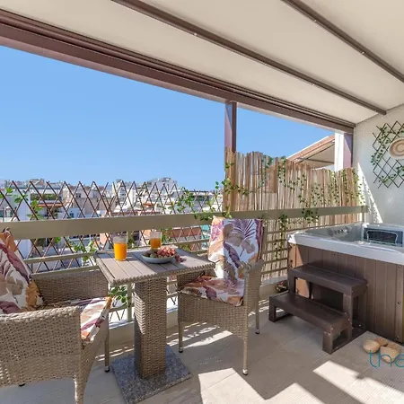Athenian Sky Retreat: Jacuzzi & Fresh Elegance! Appartamento *