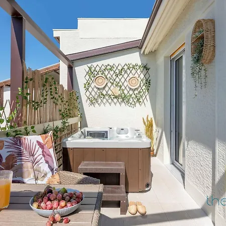 Appartamento Athenian Sky Retreat: Jacuzzi & Fresh Elegance! Atene