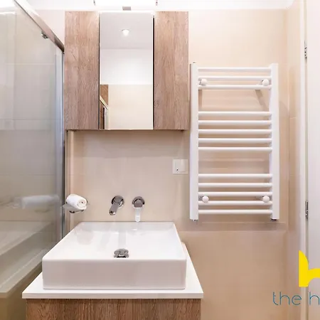 Athenian Sky Retreat: Jacuzzi & Fresh Elegance! Daire Atina